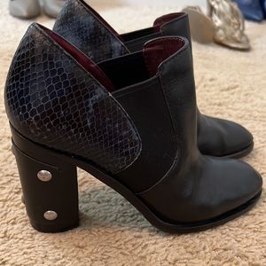 Marc by Marc Jacobs, 3.5” heel, black & navy snake, size 37, GUC